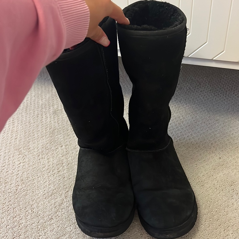 Black womens ugg Australia boots. Fuzzy interior…slightly worn…womens size nine.
